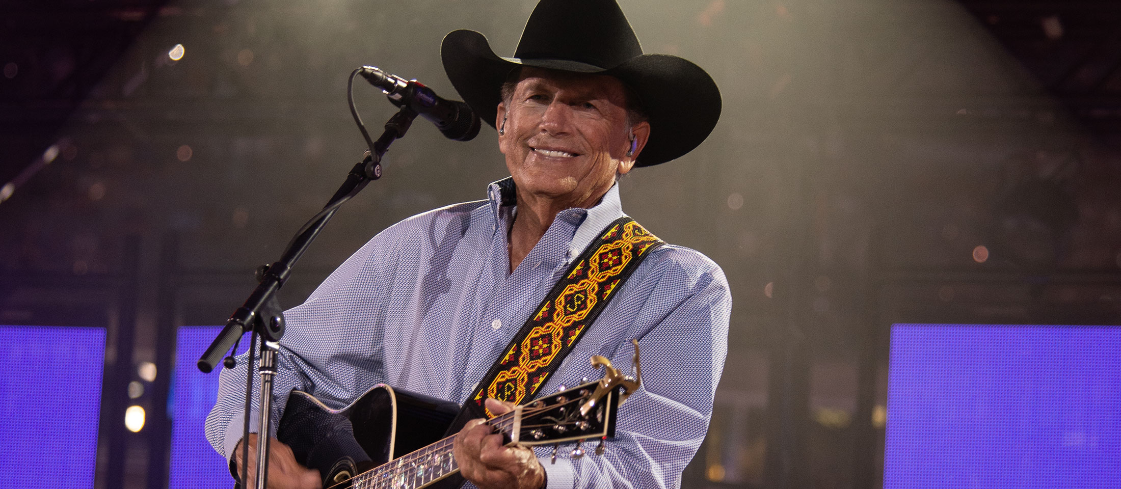 George Strait actuando en un escenario.